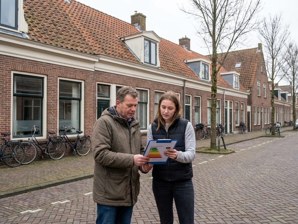 Verhuurder en adviseur met het energielabel bij huurwoningen