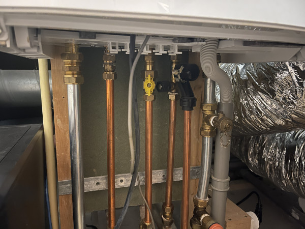 Leidingen en aansluitingen onder een cv-installatie, bekeken voor de overstap naar een warmtepomp